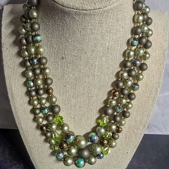VINTAGE 3 strand iridescent bead & pearl necklace and matching clip on earrings - Picture 3 of 13